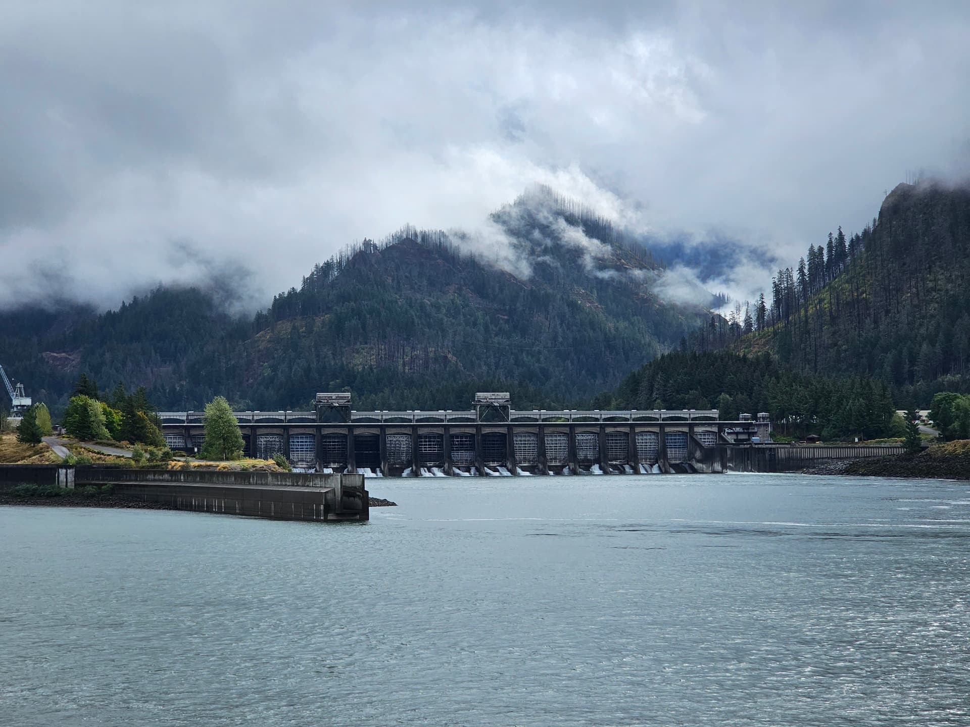 Bonneville Dam Washington Shore Visitor Center — Salmon Run