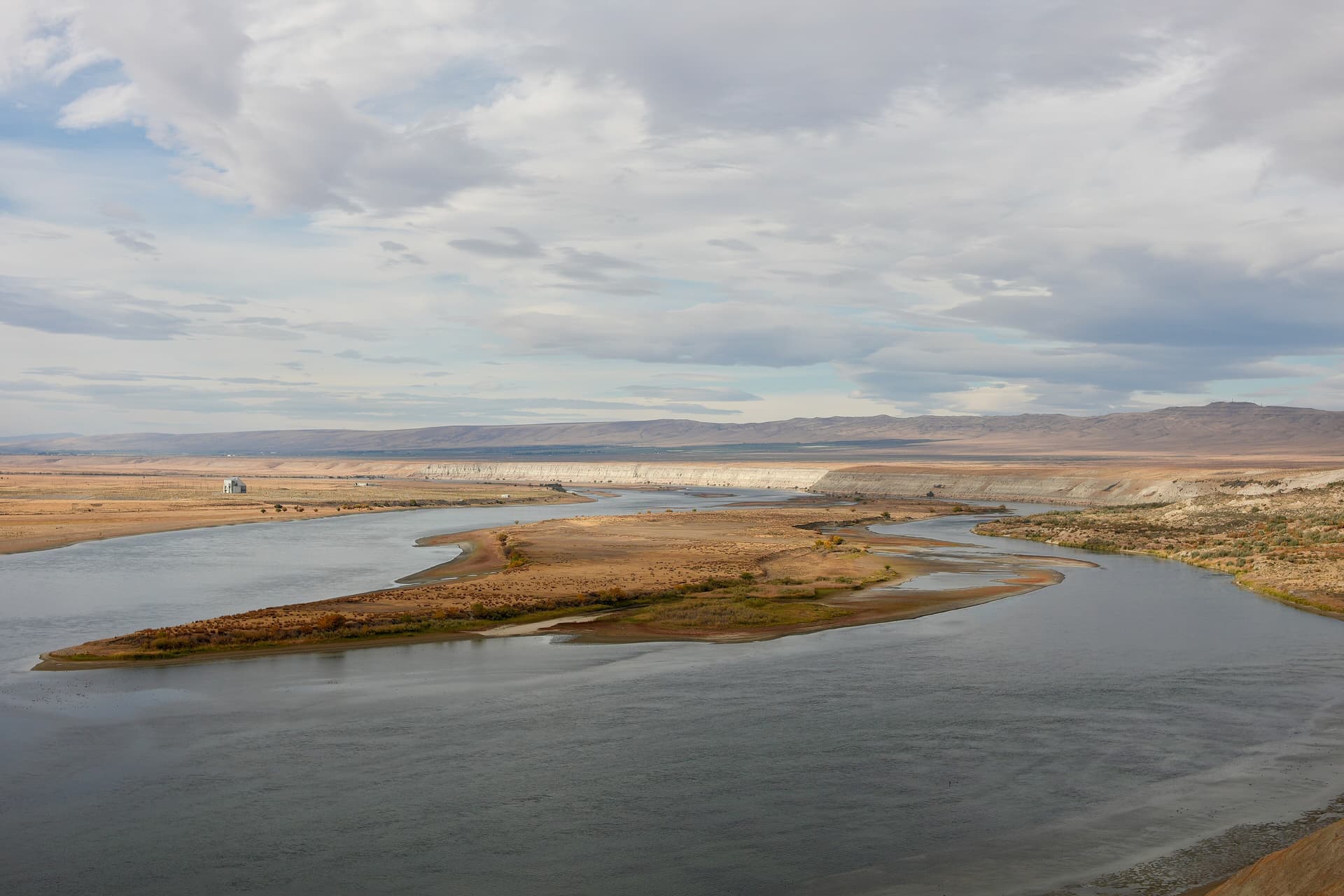 Priest Rapids Dam — Salmon Run (photo 2)